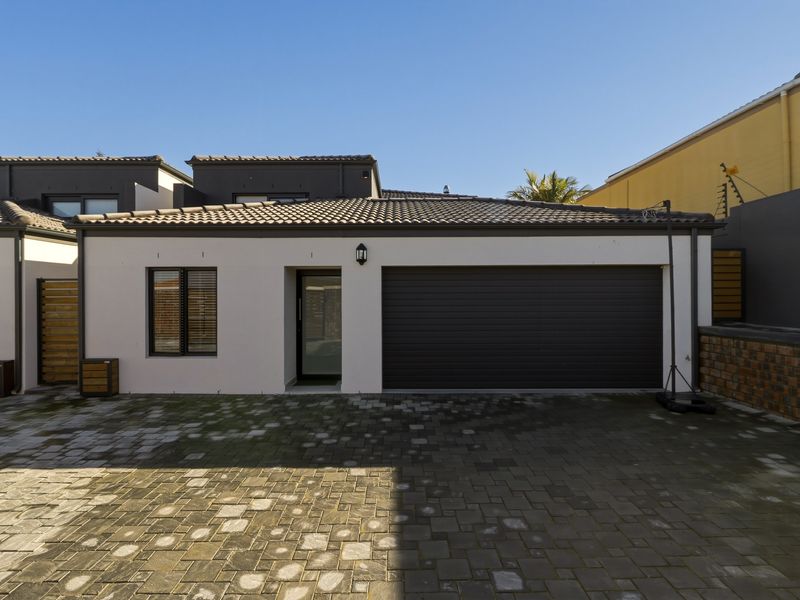 Private Living, Perfectly Positioned - Photo 6