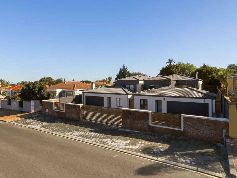 Private Living, Perfectly Positioned - Photo 3