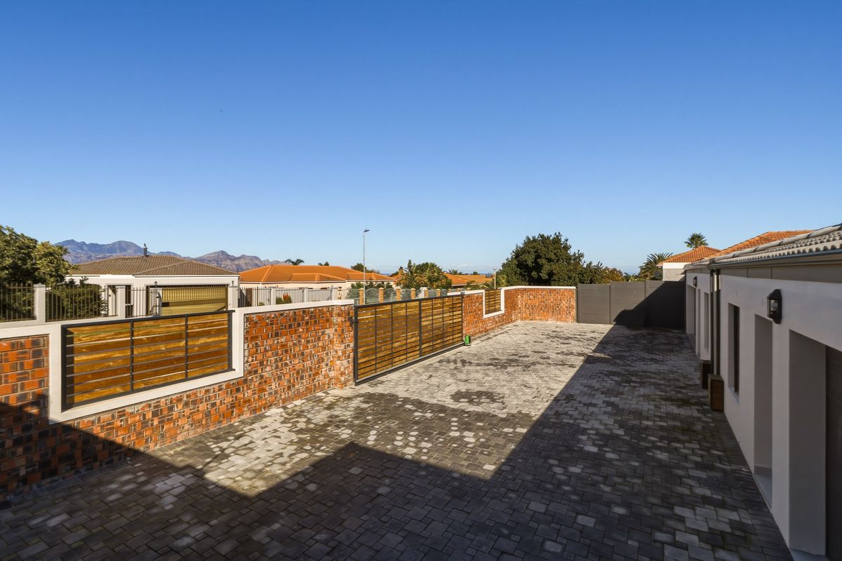 Private Living, Perfectly Positioned - Photo 4
