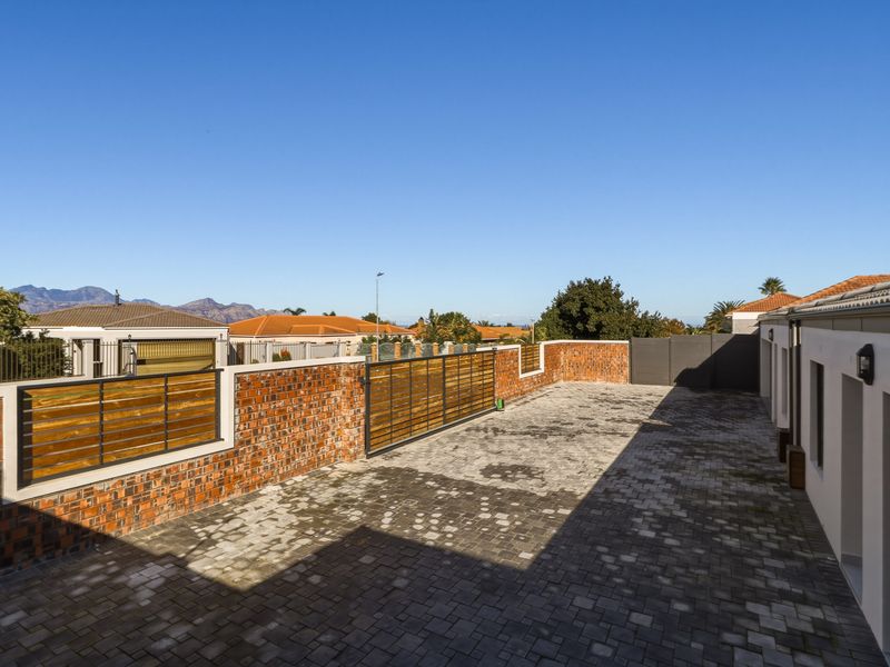 Private Living, Perfectly Positioned - Photo 4