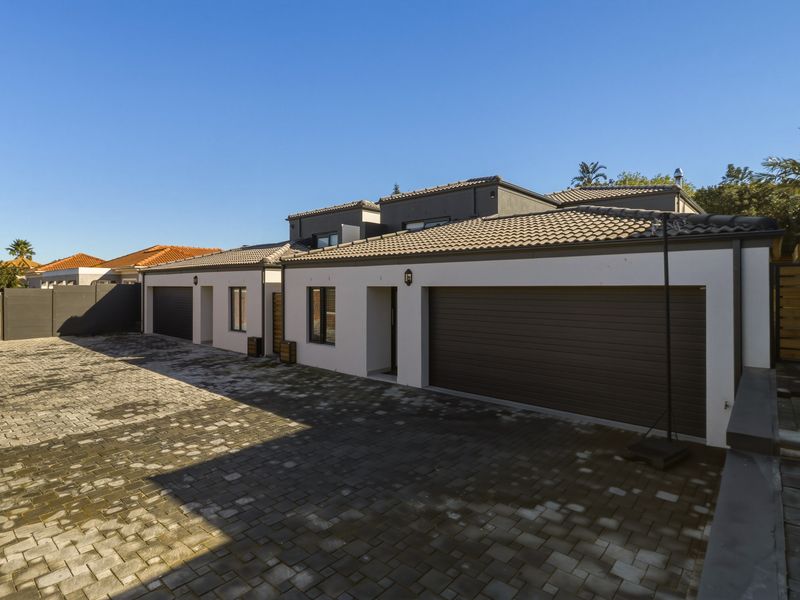 Private Living, Perfectly Positioned - Photo 5