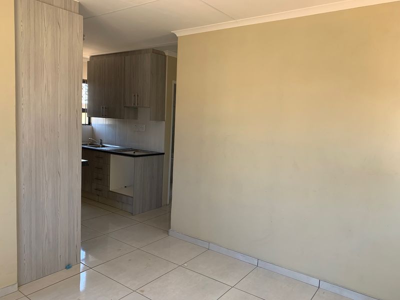 Charming 3-Bedroom Freestanding Home to Rent in Tirong Estate - Photo 2