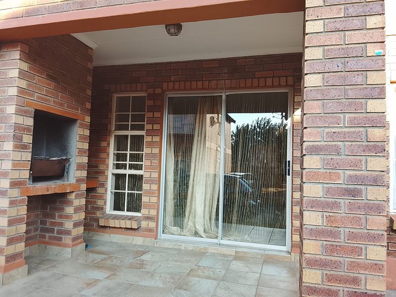 A Versatile 3-Bed, 2-Bath Ground Floor Apartment | Waterval East, Rustenburg - Photo 1