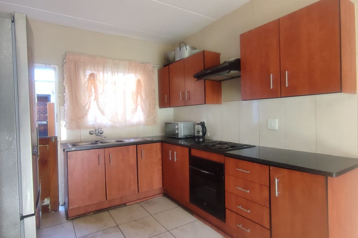 A Versatile 3-Bed, 2-Bath Ground Floor Apartment | Waterval East, Rustenburg - Photo 2