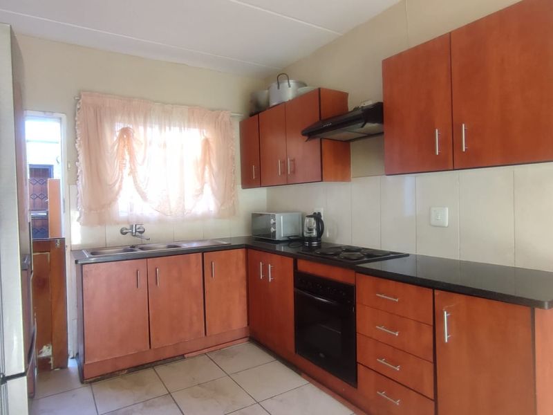 A Versatile 3-Bed, 2-Bath Ground Floor Apartment | Waterval East, Rustenburg - Photo 2