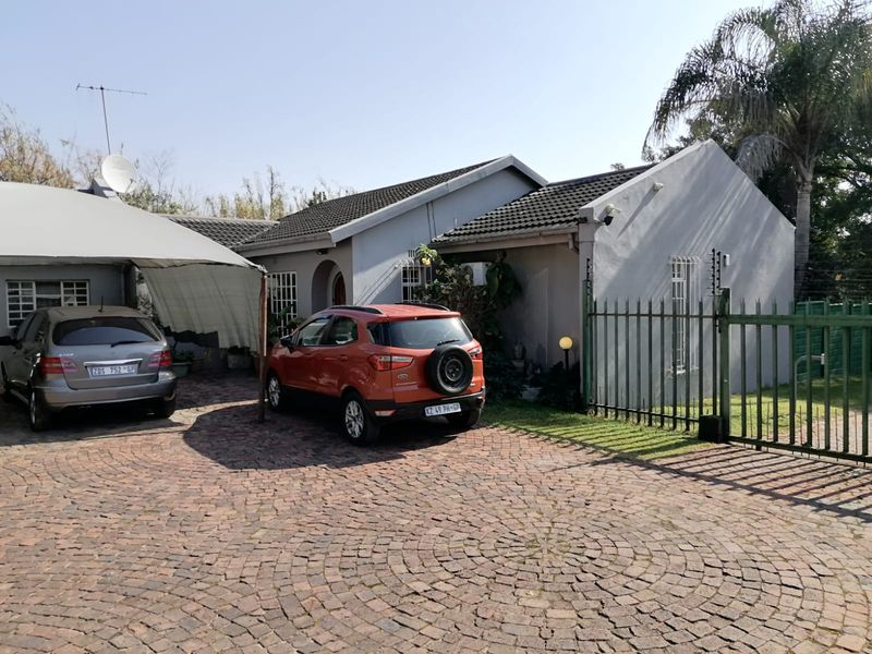 Secure Family Living in the Heart of Lyndhurst - Photo 1