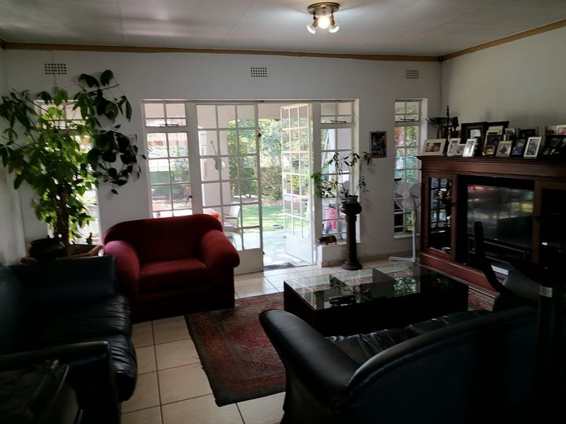 Secure Family Living in the Heart of Lyndhurst - Photo 10