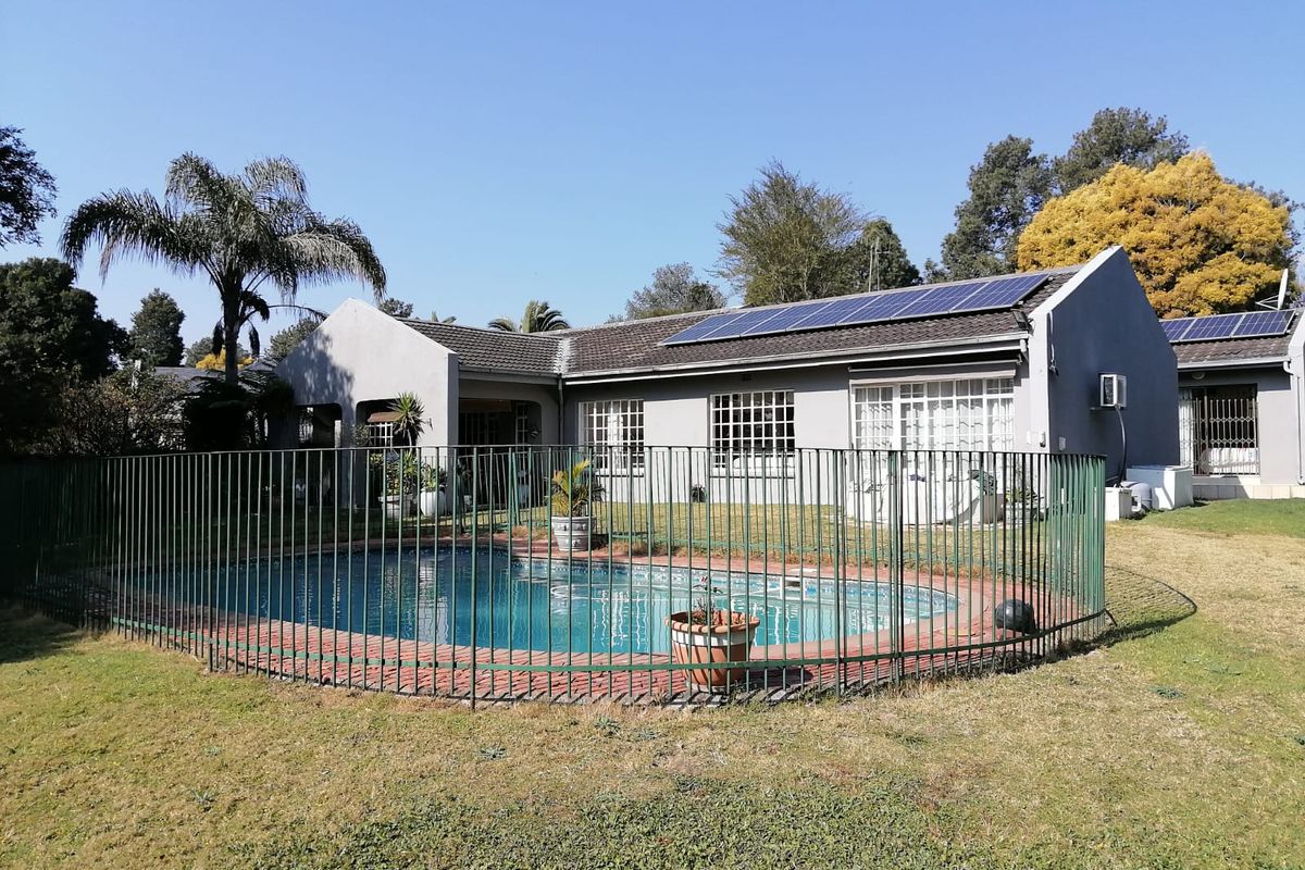 Secure Family Living in the Heart of Lyndhurst - Photo 2