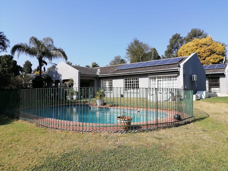 Secure Family Living in the Heart of Lyndhurst - Photo 2