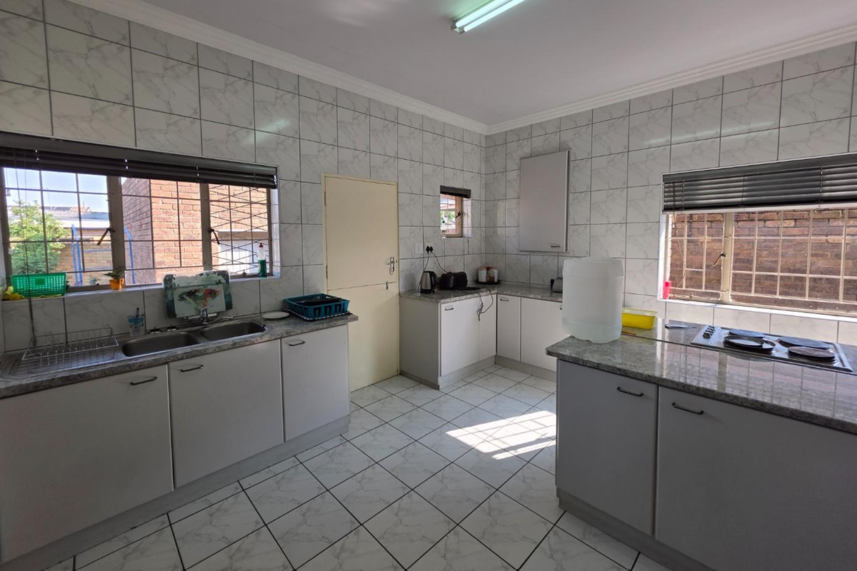 Charming 4 bedroom Family Home in Pardene - Photo 4