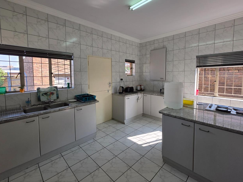 Charming 4 bedroom Family Home in Pardene - Photo 4