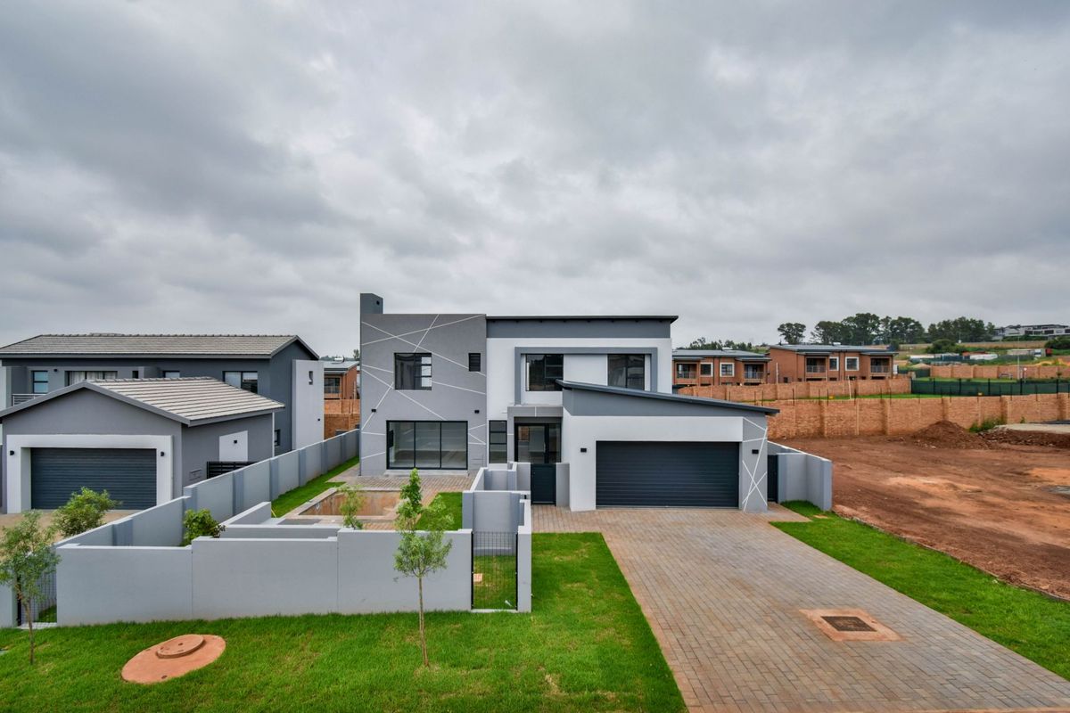 Newly completed Modern 4 Bedroom home with a swimming pool! - Photo 2