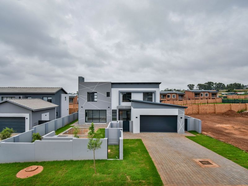 Newly completed Modern 4 Bedroom home with a swimming pool! - Photo 2