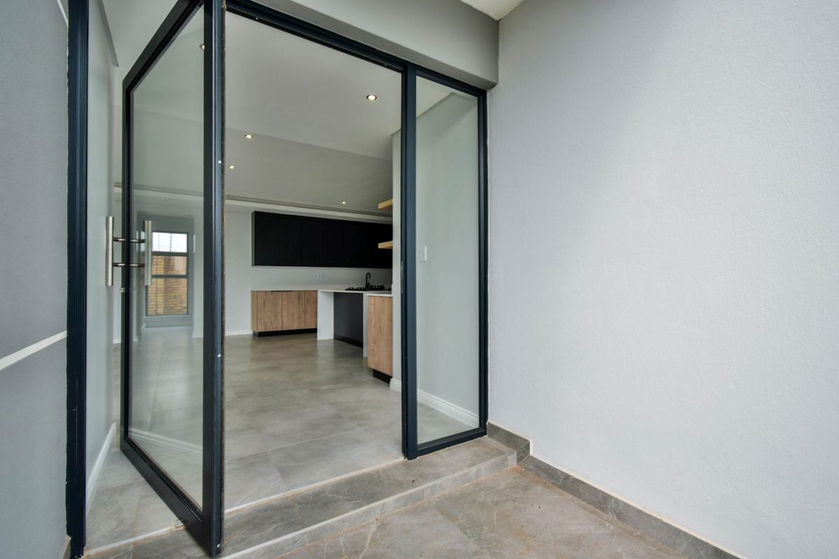 Newly completed Modern 4 Bedroom home with a swimming pool! - Photo 4