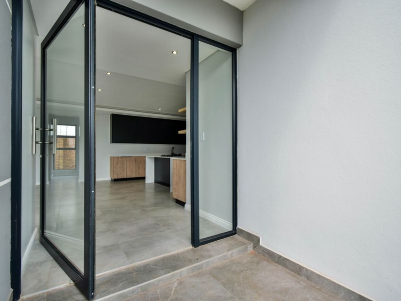 Newly completed Modern 4 Bedroom home with a swimming pool! - Photo 4