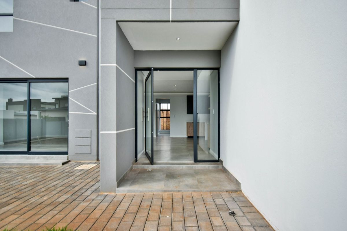 Newly completed Modern 4 Bedroom home with a swimming pool! - Photo 3