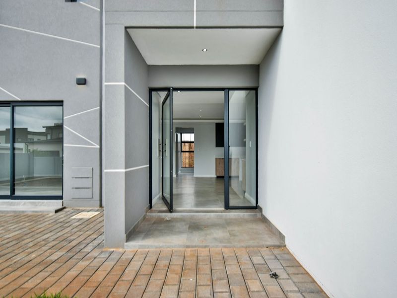 Newly completed Modern 4 Bedroom home with a swimming pool! - Photo 3