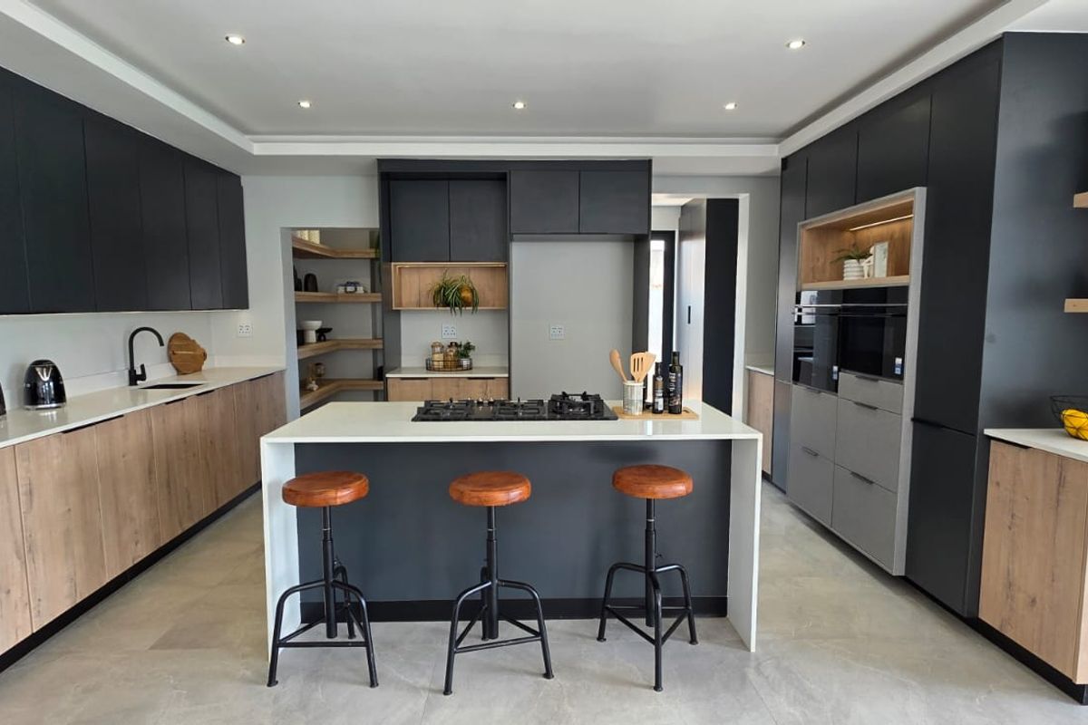 Newly completed Modern 4 Bedroom home with a swimming pool! - Photo 5