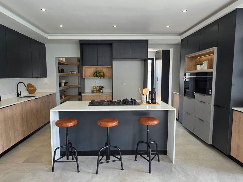 Newly completed Modern 4 Bedroom home with a swimming pool! - Photo 5