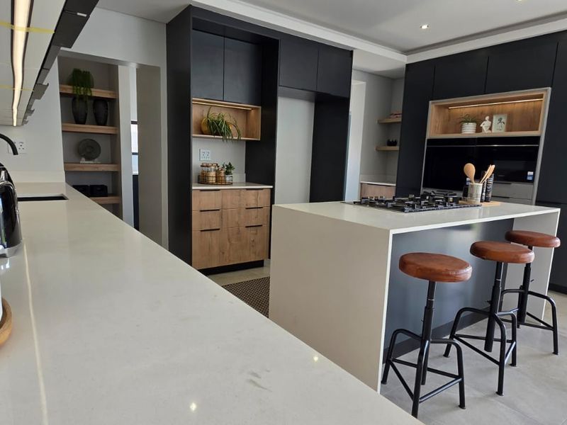 Newly completed Modern 4 Bedroom home with a swimming pool! - Photo 8