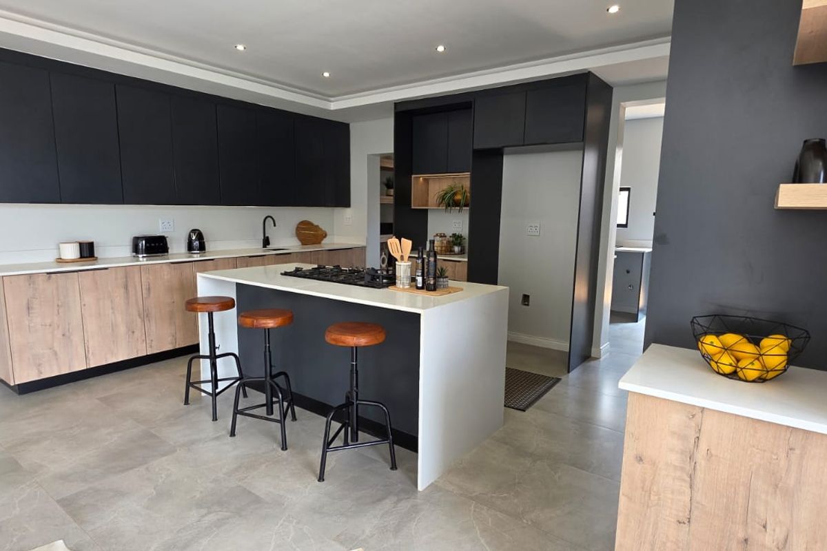 Newly completed Modern 5 Bedroom home with a swimming pool! - Photo 5