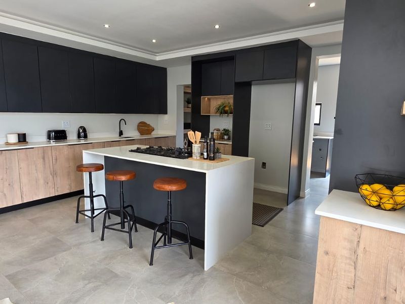 Newly completed Modern 4 Bedroom home with a swimming pool! - Photo 6