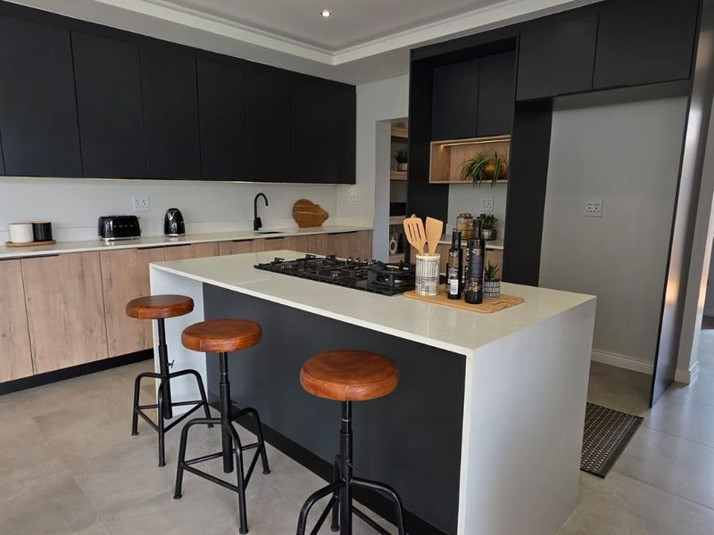 Newly completed Modern 4 Bedroom home with a swimming pool! - Photo 7