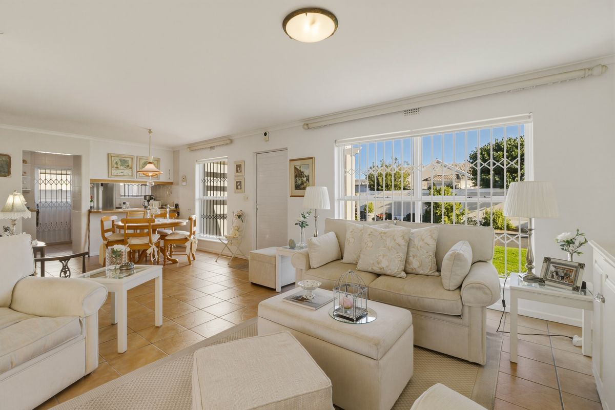 Sunlit Elegance in Oakbridge Village - Photo 5