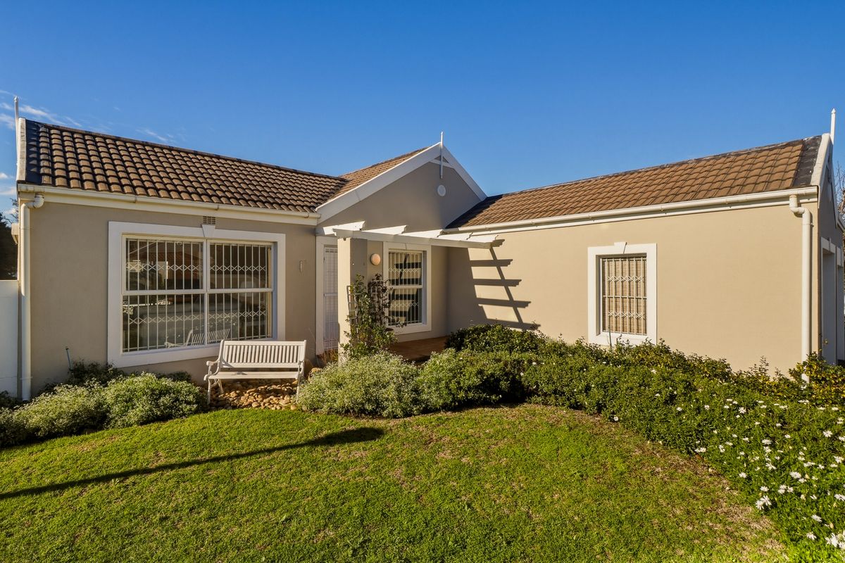 Sunlit Elegance in Oakbridge Village - Photo 4