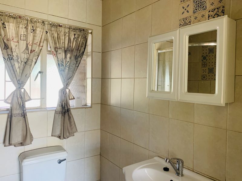 Compact 1 Bedroom Flat In A Secure and Very Quiet Complex. - Photo 5