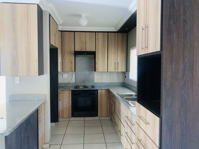 Compact 1 Bedroom Flat In A Secure and Very Quiet Complex. - Photo 3