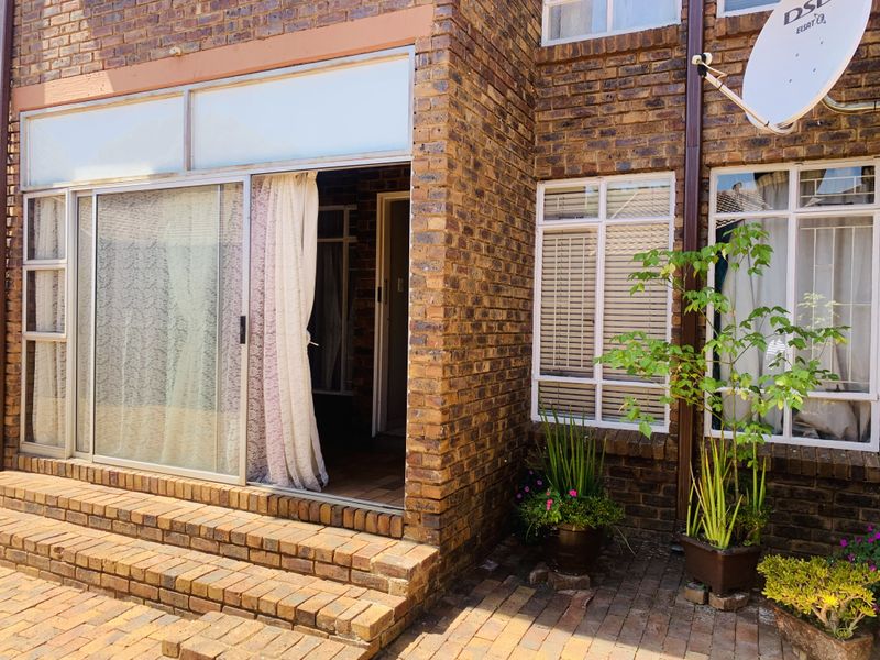 Compact 1 Bedroom Flat In A Secure and Very Quiet Complex. - Photo 10