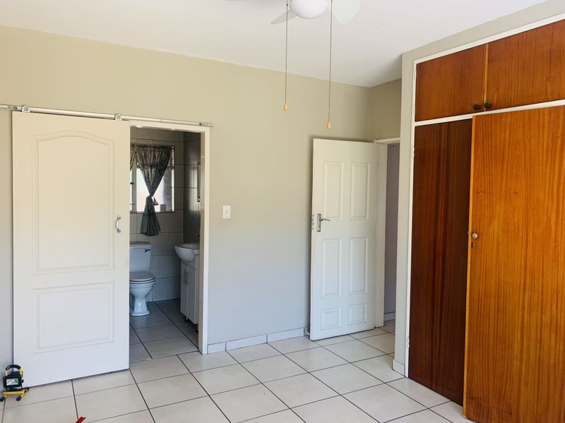 Compact 1 Bedroom Flat In A Secure and Very Quiet Complex. - Photo 7