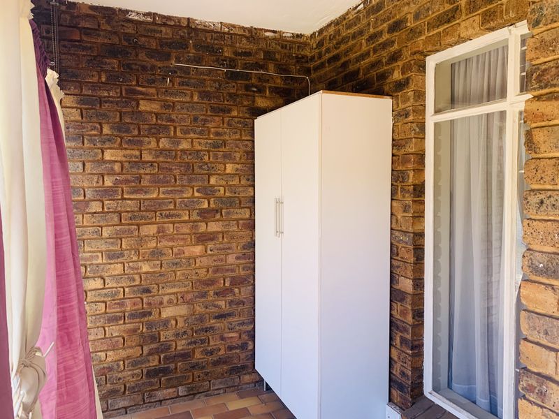 Compact 1 Bedroom Flat In A Secure and Very Quiet Complex. - Photo 8