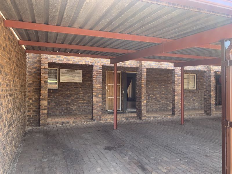 Compact 1 Bedroom Flat In A Secure and Very Quiet Complex. - Photo 1
