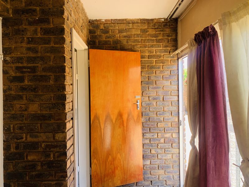 Compact 1 Bedroom Flat In A Secure and Very Quiet Complex. - Photo 9