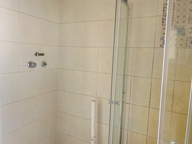 Compact 1 Bedroom Flat In A Secure and Very Quiet Complex. - Photo 6