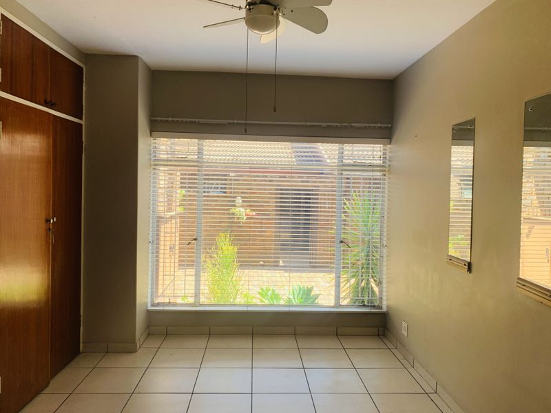 Compact 1 Bedroom Flat In A Secure and Very Quiet Complex. - Photo 4