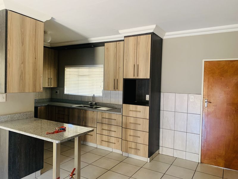 Compact 1 Bedroom Flat In A Secure and Very Quiet Complex. - Photo 2