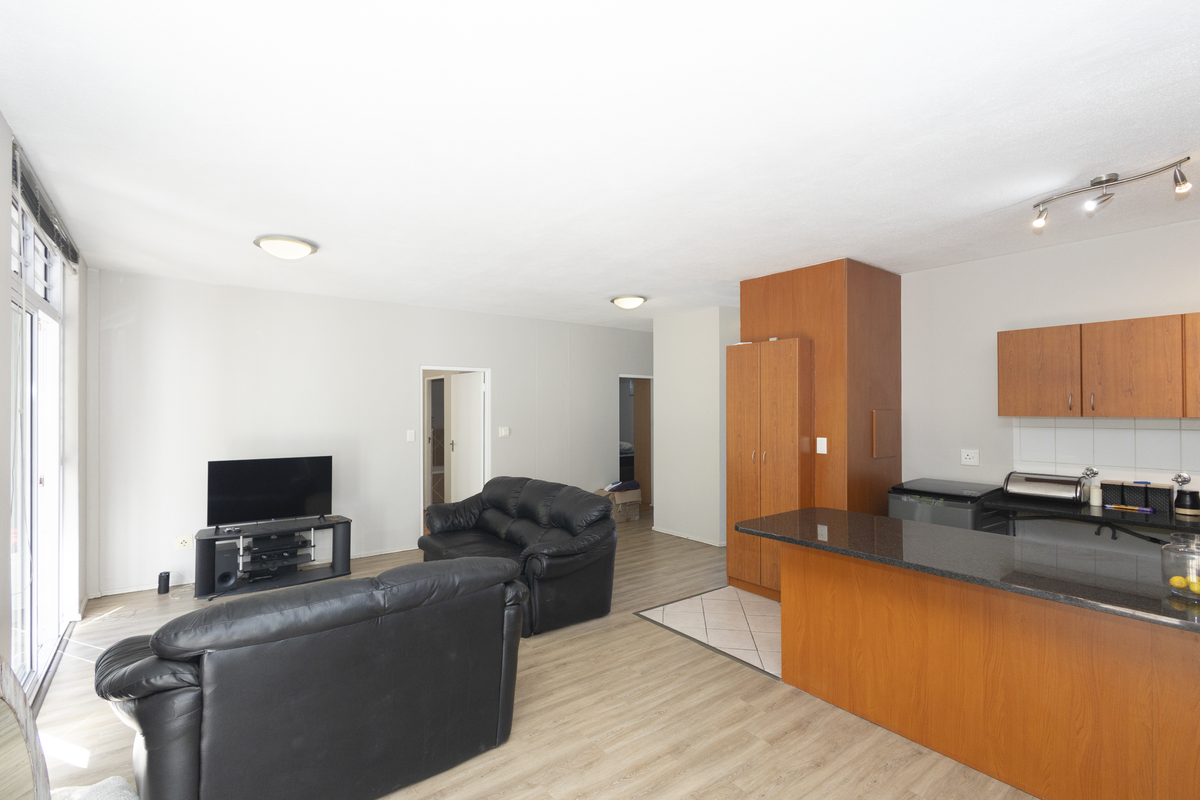 GROUND FLOOR APARTMENT WITH LARGE PRIVATE PATIO - Photo 5