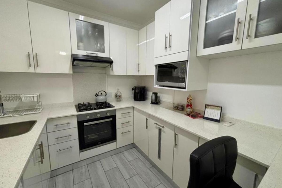 Modern Comfort Meets Convenience - Photo 4