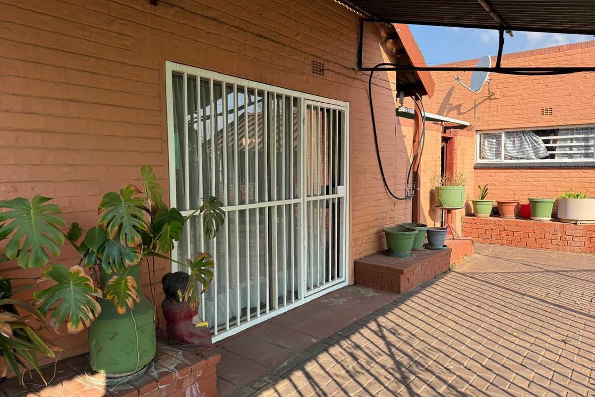 Timeless Charm with Endless Potential in the Heart of Meyerton - Photo 5