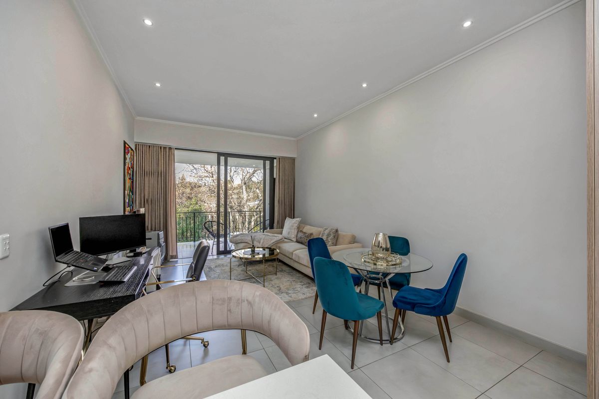 A Rare Gem in The Poplar – Pristine 2-Bedroom Apartment with Tranquil Garden Views - Photo 5