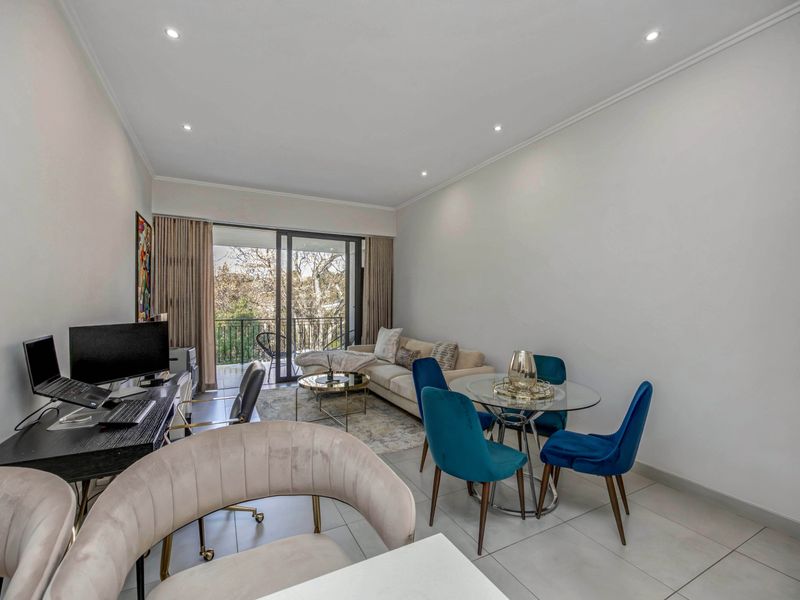 A Rare Gem in The Poplar – Pristine 2-Bedroom Apartment with Tranquil Garden Views - Photo 5