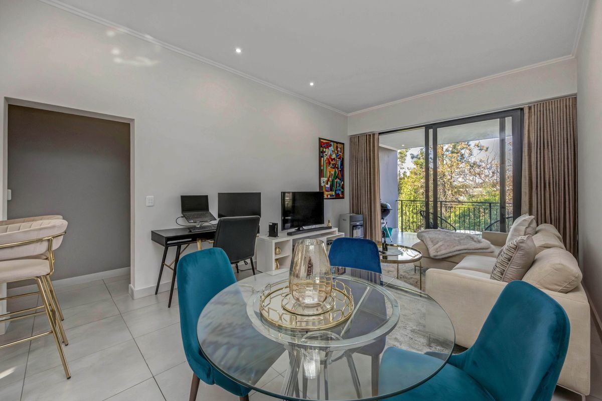 A Rare Gem in The Poplar – Pristine 2-Bedroom Apartment with Tranquil Garden Views - Photo 3