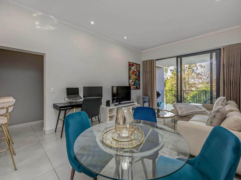 A Rare Gem in The Poplar – Pristine 2-Bedroom Apartment with Tranquil Garden Views - Photo 3