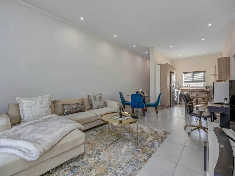 A Rare Gem in The Poplar – Pristine 2-Bedroom Apartment with Tranquil Garden Views - Photo 1