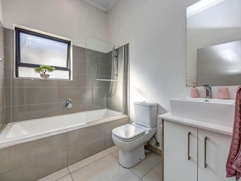 A Rare Gem in The Poplar – Pristine 2-Bedroom Apartment with Tranquil Garden Views - Photo 10