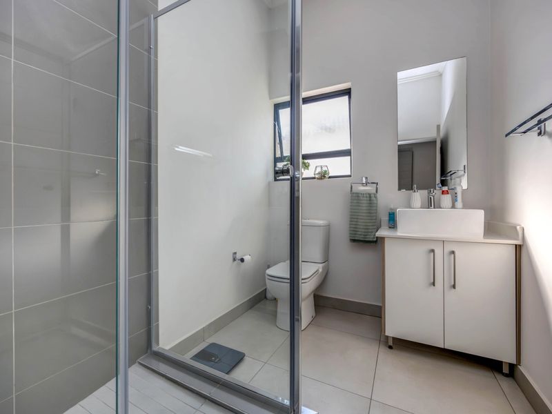 A Rare Gem in The Poplar – Pristine 2-Bedroom Apartment with Tranquil Garden Views - Photo 9