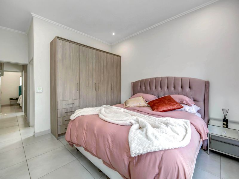 A Rare Gem in The Poplar – Pristine 2-Bedroom Apartment with Tranquil Garden Views - Photo 8